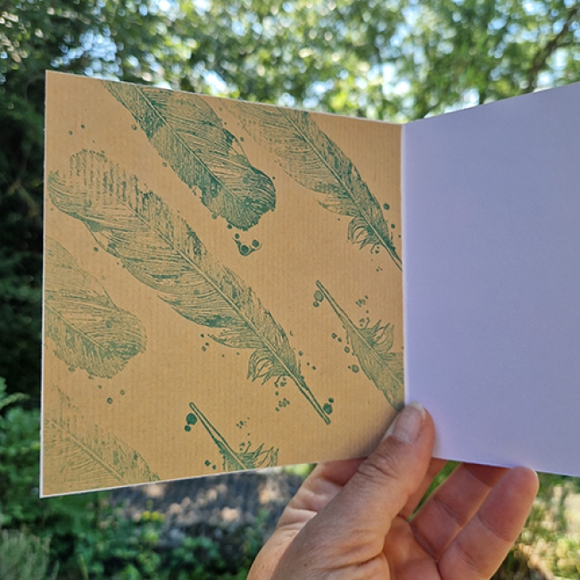 carte carrée avec enveloppe - l&#039;oiseau messager - plume