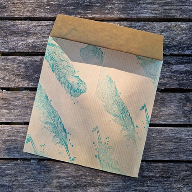carte carrée avec enveloppe - l&#039;oiseau messager - plume