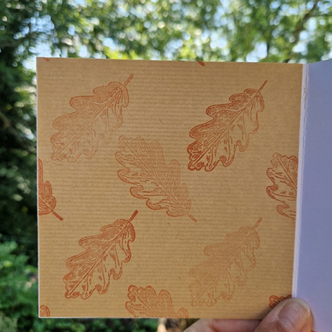 carte carrée avec enveloppe - l&#039;oiseau messager - feuille de chêne