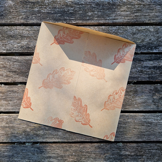 carte carrée avec enveloppe - l&#039;oiseau messager - feuille de chêne