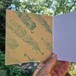 carte carrée avec enveloppe - l&#039;oiseau messager - plume