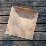 carte carrée avec enveloppe - l&#039;oiseau messager - feuille de chêne